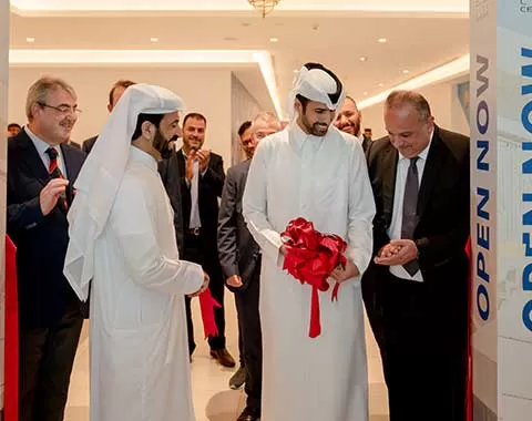 شارك الفريق الإداري لكل من شركة أعمال وسيتي سنتر الدوحة بافتتاح الجسر الجديد للمشاة الذي يربط محطة مترو مركز الدوحة للمعارض والمؤتمرات مباشرة بالمجمع، والذي يمثل علامة فارقة تعزز سهولة الوصول إلى المجمع وتثري تجربة الزوار.