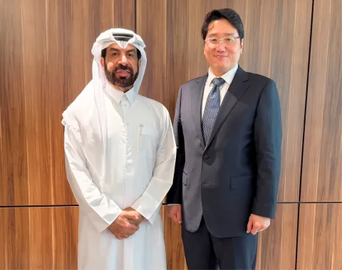 السيد راشد بن علي المنصوري مع سفير جمهورية كوريا